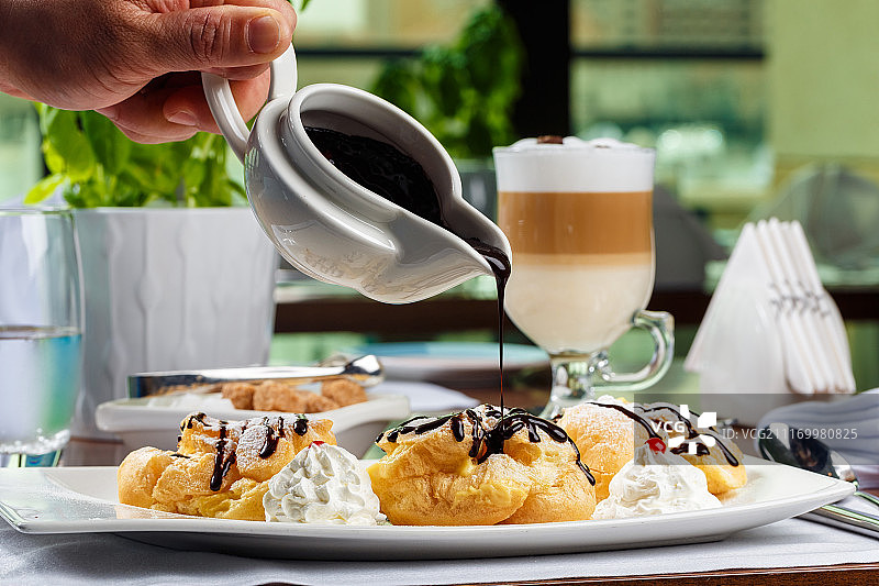 黑巧克力闪电泡芙图片素材