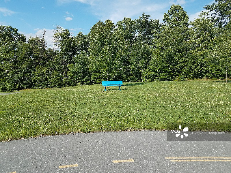 沥青跑道与蓝色长椅图片素材