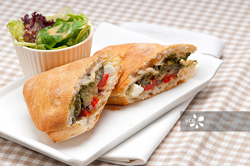蔬菜和菲达奶酪恰巴塔帕尼尼三明治图片素材