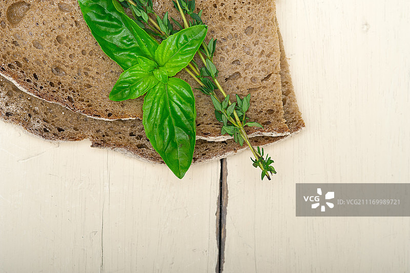 面包、罗勒和百里香图片素材