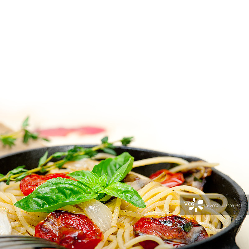 烤樱桃番茄罗勒意大利面图片素材