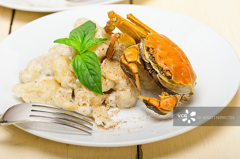 意式海鲜蟹肉罗勒面疙瘩图片素材