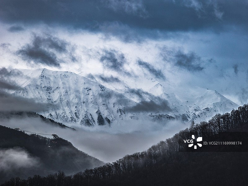雾气笼罩的山间清晨图片素材