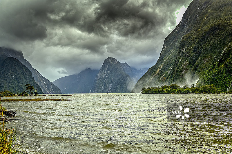 暴风雨天空下的山峦景色图片素材