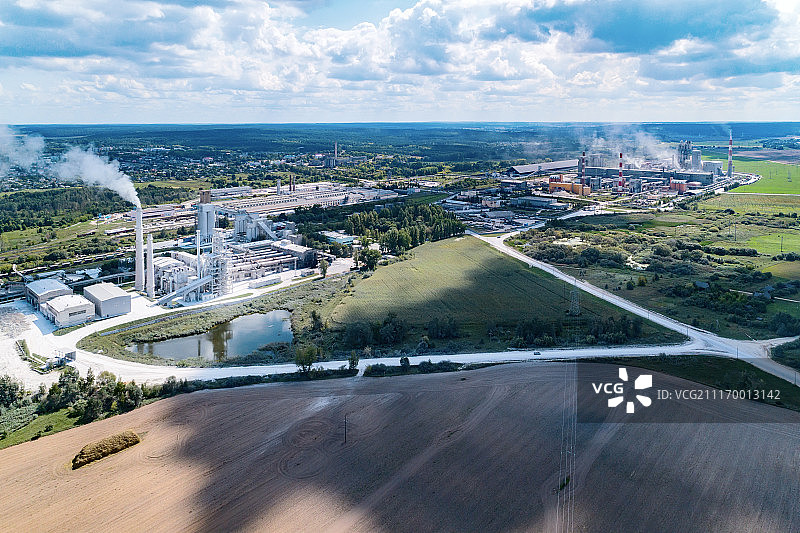 水泥厂烟囱与尘埃鸟瞰图图片素材
