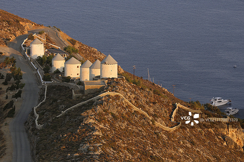 海上海岸线风车的鸟瞰图图片素材