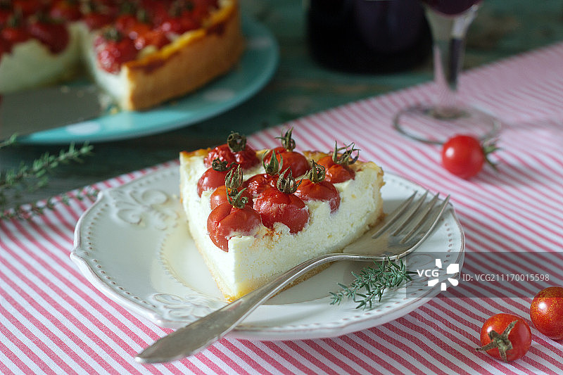 搭配红酒的乡村奶酪番茄馅饼图片素材