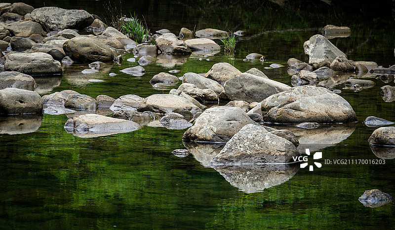 水中倒影的岩石图片素材