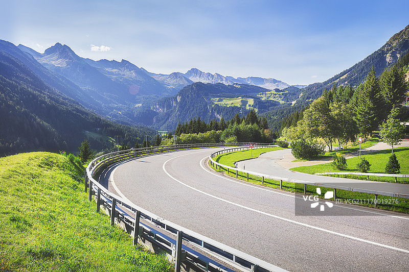 夏季美丽的阿尔卑斯山之旅图片素材