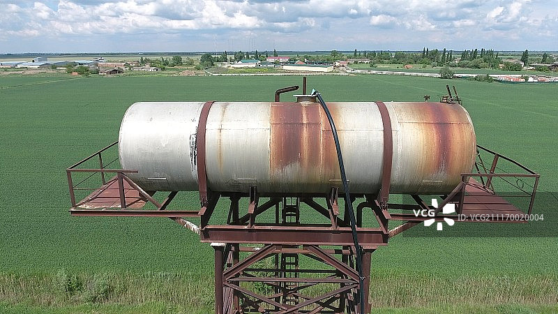 水塔：古老的乡村公共通讯图片素材