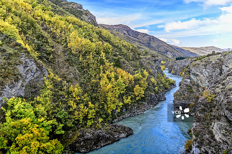 河流穿过山区景观图片素材
