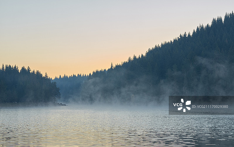 湖面雾景图片素材