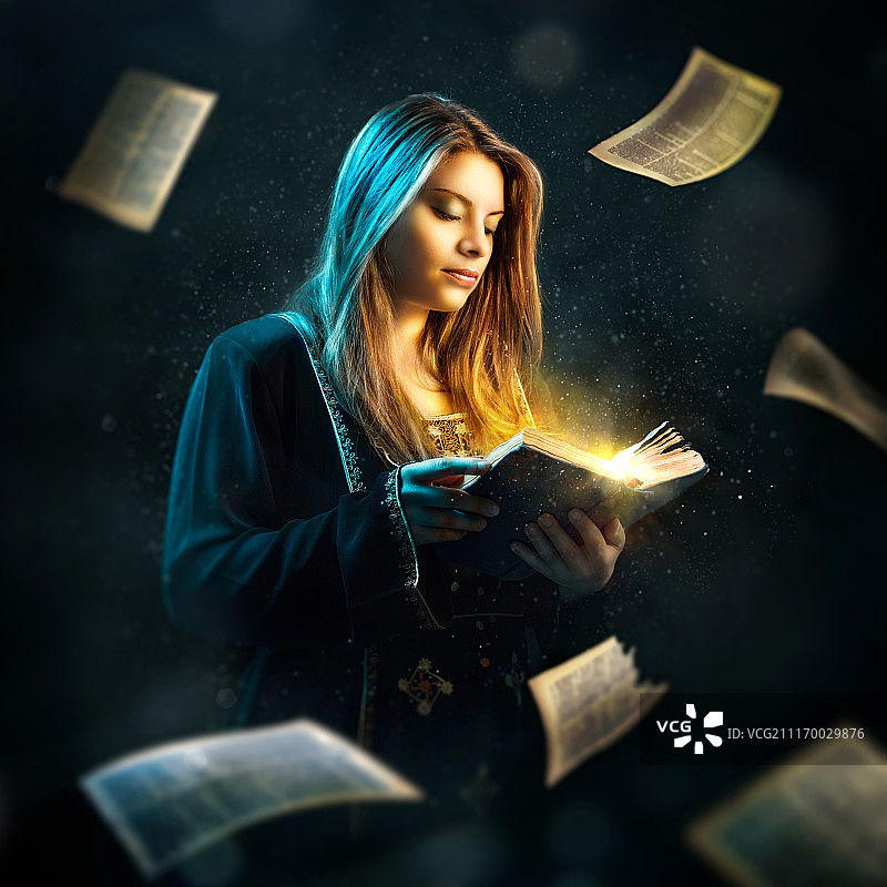 拿着魔法书的金发女子肖像图片素材