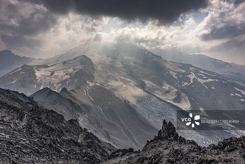 雾气缭绕的雷尼尔神山图片素材