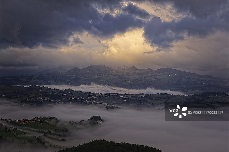 笼罩在清晨浓雾中的城镇图片素材