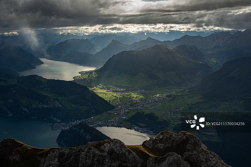 瑞士山脉的晨曦图片素材