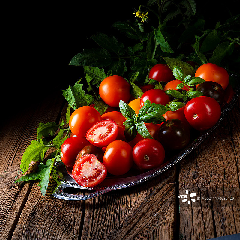 银盘上展示的各品种番茄图片素材