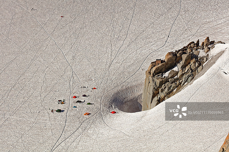 南针峰，霞慕尼，法国东南部，奥弗涅-罗讷-阿尔卑斯，登山者在Col的营地图片素材