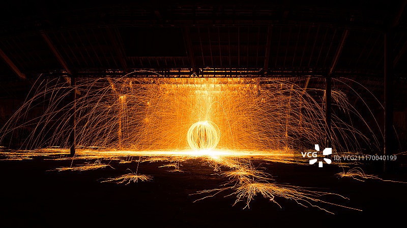 夜晚的火球和火花图片素材