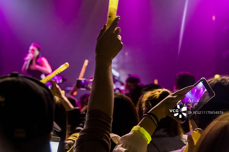演唱会上人群挥舞荧光棒图片素材