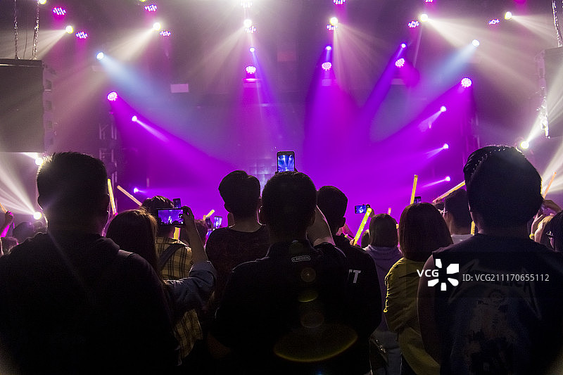 演唱会上人群挥舞荧光棒图片素材