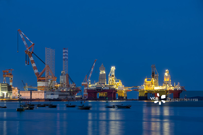 夜色下的海上石油钻井平台图片素材