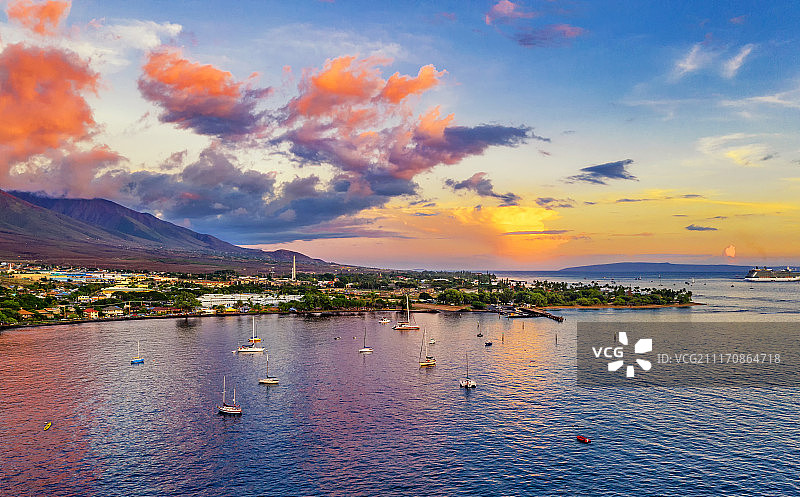 夏威夷毛伊岛拉海纳游艇日落航拍图片素材