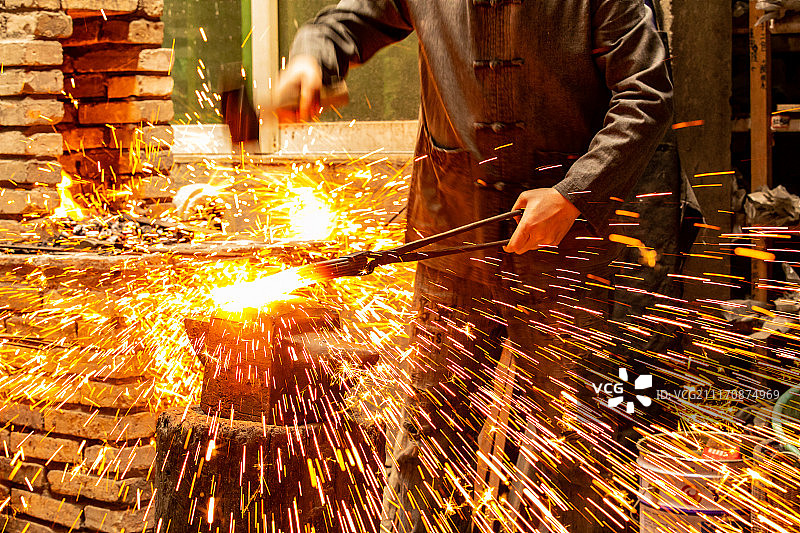 龙泉宝剑，铸剑第二步：锤炼图片素材