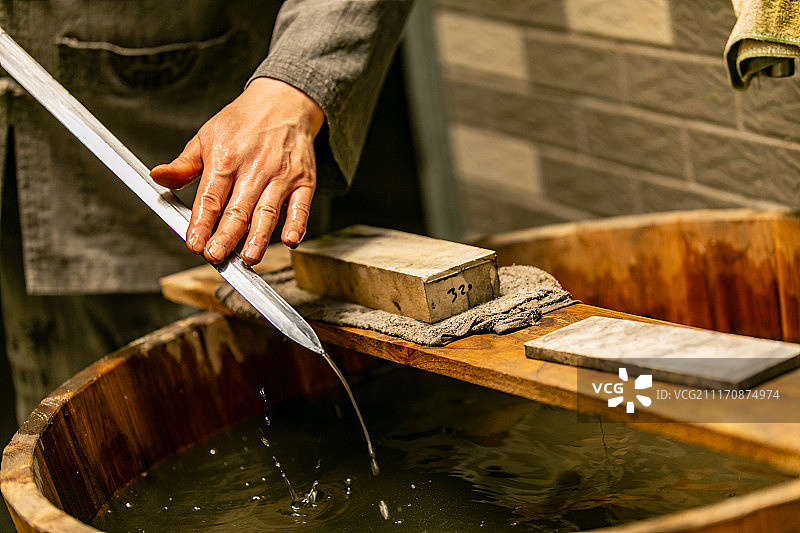 龙泉宝剑，铸剑第四步：磨剑图片素材