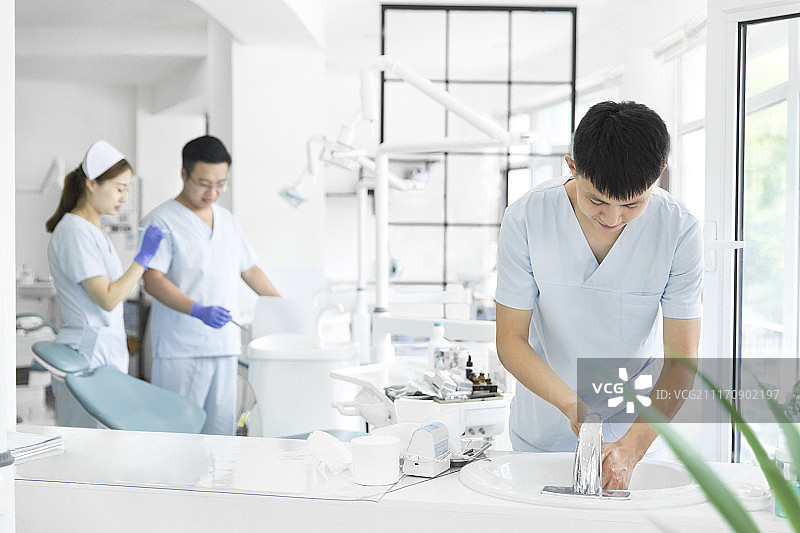 医生、护士在牙科诊所图片素材