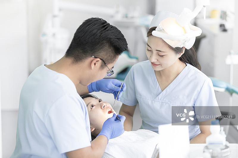 医生给患者治疗图片素材