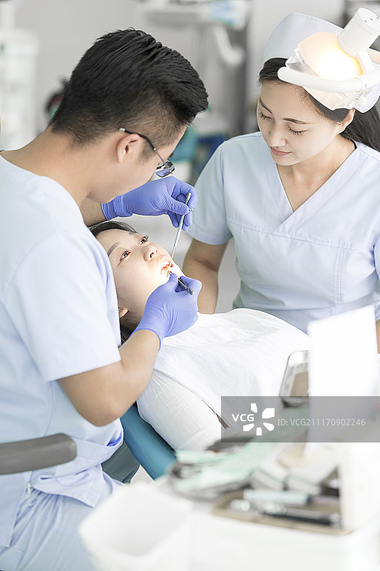 医生正在给患者治疗图片素材