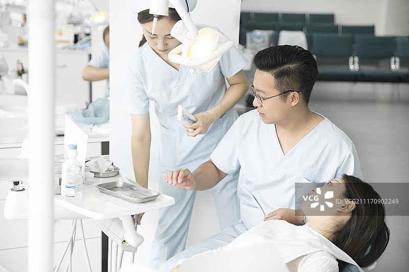 医生准备给患者治疗图片素材