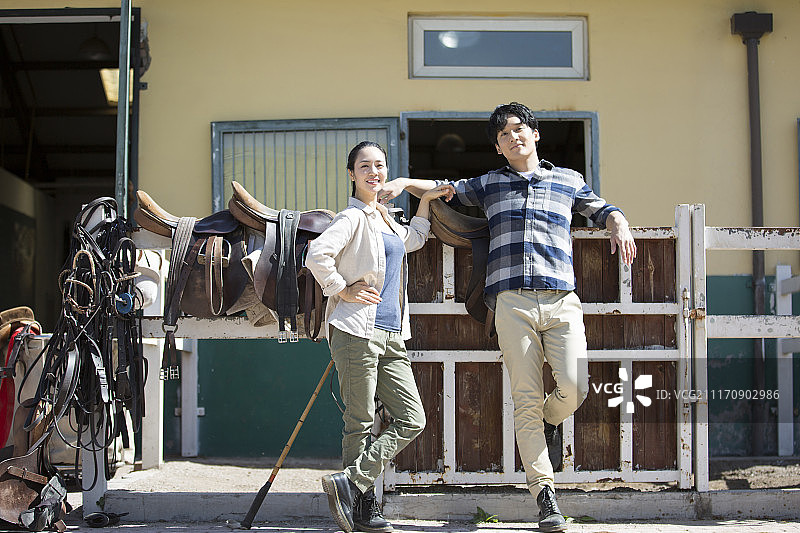 快乐情侣在马厩图片素材