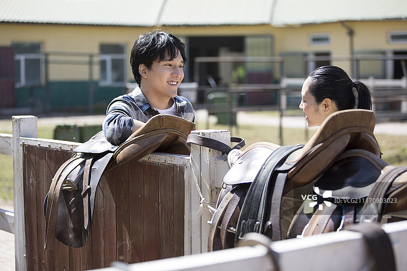 甜蜜情侣在马厩闲谈图片素材