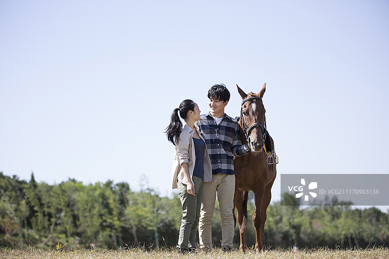 年轻情侣在骑马图片素材