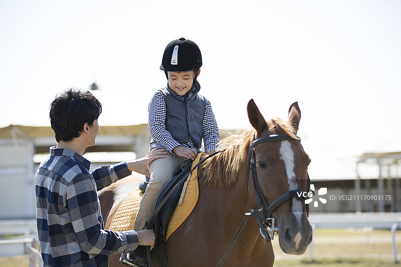 爸爸教儿子骑马图片素材