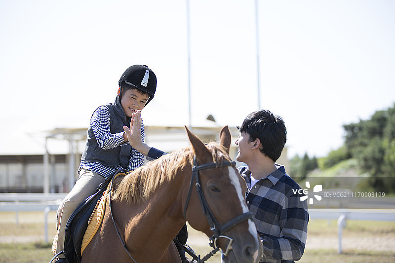 快乐父子在骑马图片素材