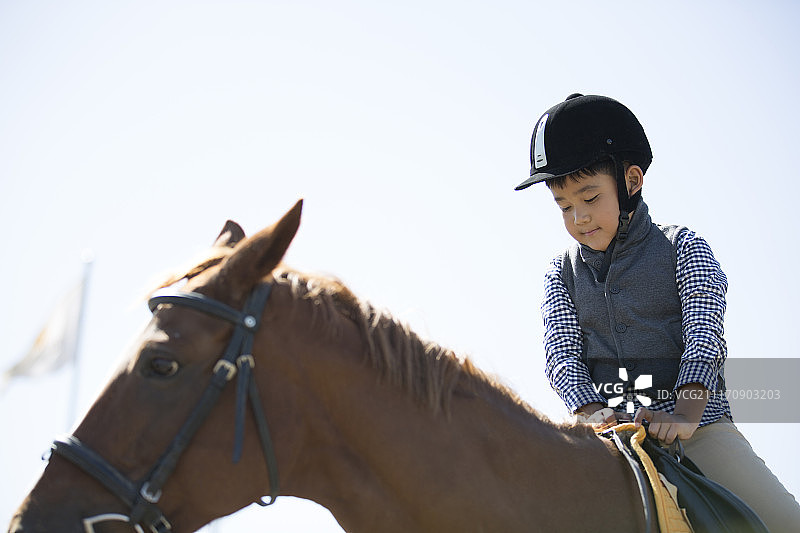 小男孩骑马图片素材