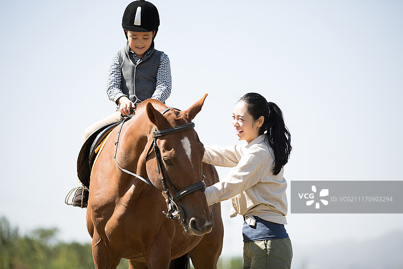 妈妈教儿子骑马图片素材