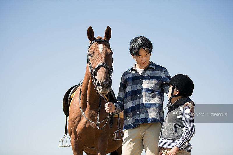 爸爸教儿子骑马图片素材
