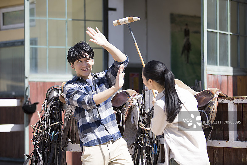 快乐情侣在马厩嬉戏打闹图片素材