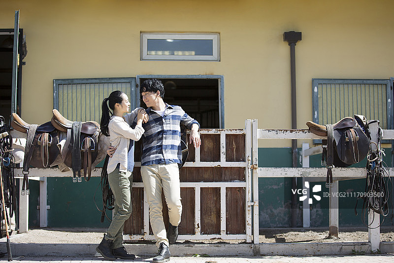甜蜜情侣在马厩图片素材