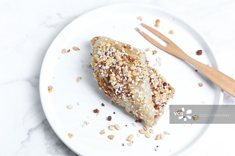 清新风格的传统中式小吃麻糍图片素材