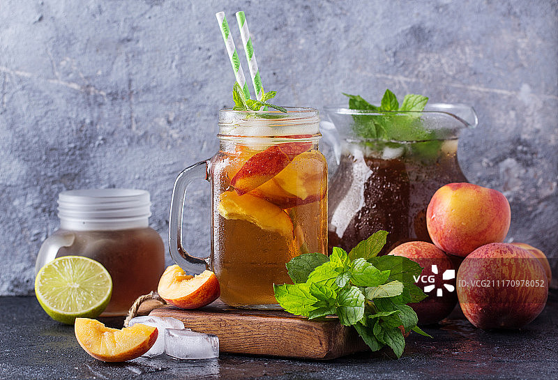 罐装蜜桃冰茶图片素材