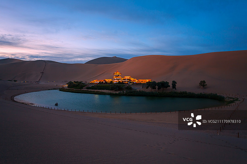 敦煌鸣沙山·月牙泉夜景图片素材