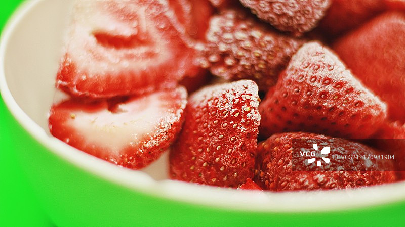 绿色背景上的草莓图片素材