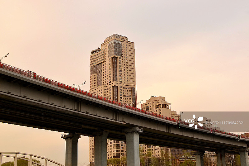 桥下巡航图片素材