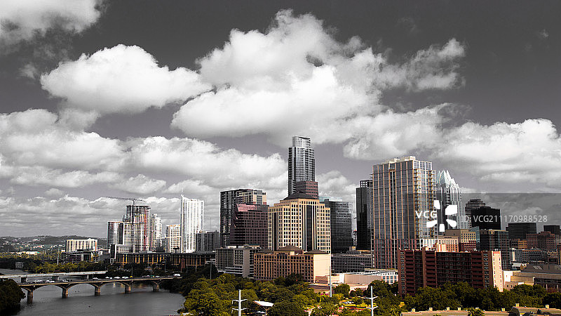 灰色天空下的现代城市图片素材