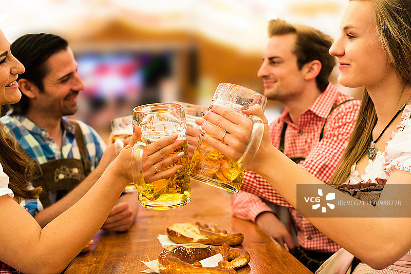 啤酒节期间人们举杯庆祝图片素材